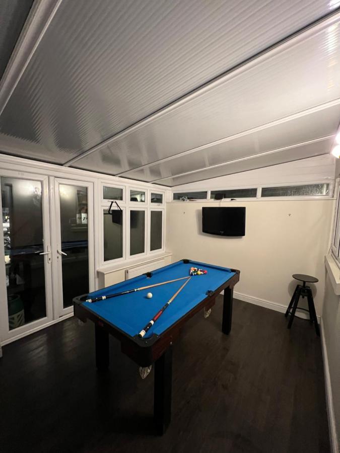 Entire 3 Bedroom End Of Terrace House! Thamesmead  Экстерьер фото