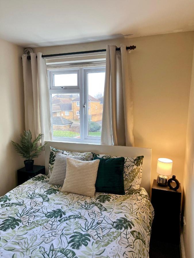 Entire 3 Bedroom End Of Terrace House! Thamesmead  Экстерьер фото