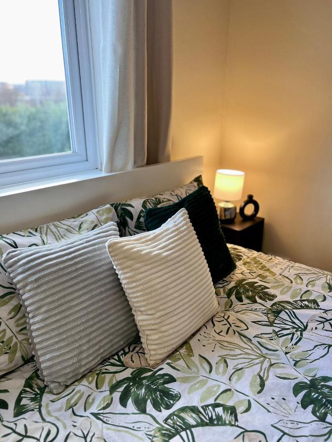 Entire 3 Bedroom End Of Terrace House! Thamesmead  Экстерьер фото