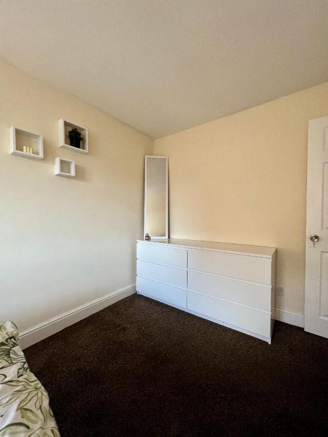 Entire 3 Bedroom End Of Terrace House! Thamesmead  Экстерьер фото