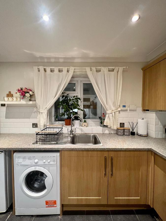 Entire 3 Bedroom End Of Terrace House! Thamesmead  Экстерьер фото