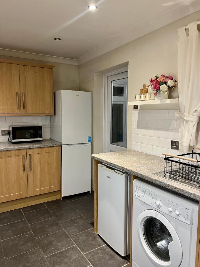 Entire 3 Bedroom End Of Terrace House! Thamesmead  Экстерьер фото